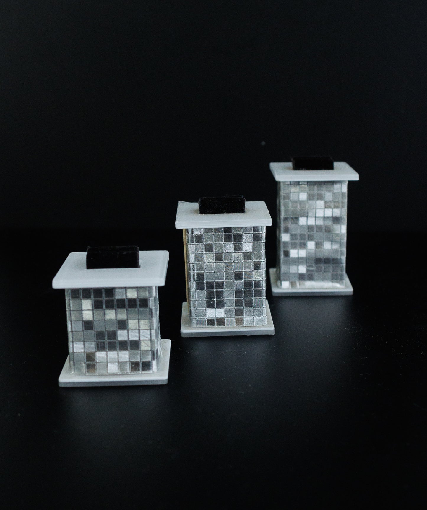 Ring Display Set of 3 White/Silver